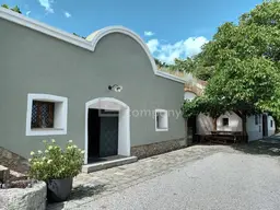 Weinkeller mit Haus