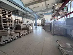 Attraktives (Gewerbe-)Lager mit Lastenlift, Büro und Parkplätze (OG, 234qm)