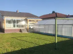 GEMÜTLICHER BUNGALOW MIT JEDER MENGE POTENZIAL !!
