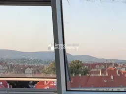 Helle Altbauwohnung mit Balkon, Lift und traumhaftem Fernblick – nur €240.000