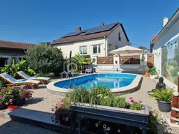 Pool mit Wärmepumpe + Photovoltaik + Top-Haus