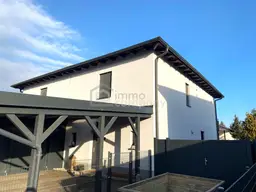 Modernes Wohnen: Doppelhaushälfte mit Doppel-Carport