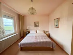 Großzügiges Mehrfamilienhaus mit Garten, Terrasse &amp; 3 Garagen in Marchegg um 600.000€