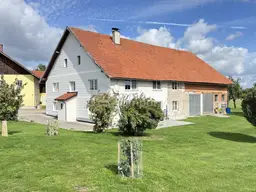 Großzügiges Landhaus mit zwei großen Wohnungen, Tenne/Werkstatt &amp; viel Grund, Seewalchen am Attersee.