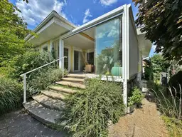Einfamilienhaus mit Luftwärmepumpe, Pool und Garagen - ZENTRALE GRÜN RUHELAGE