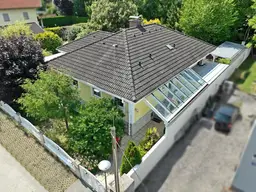 Einfamilienhaus mit Luftwärmepumpe, Pool und Garagen - ZENTRALE GRÜN-RUHELAGE