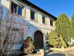 Geräumiges Familienhaus mit 3 Einheiten! Neurenovierte, moderne Wohnung, Büro, Einliegerwohnung, Garagen, Halle!