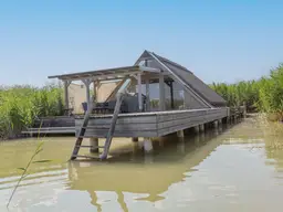 Neu adaptierte Spitzhütte in Toplage am offenen See