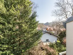 Dachgeschoss-Garconniere mit Loggia in Top-Grünruhelage, Traum-Fernsicht
