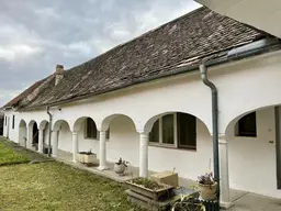 ARKADENBAUERNHAUS SUCHT IDEALISTEN, KÜNSTLER, ROMANTIKER