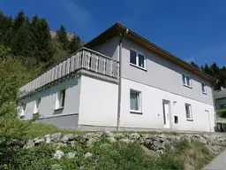 Neuwertige Haushälfte mit Eigengarten