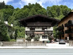 5753 Saalbach; Privathaus ca. 295m² Wohnfläche, mit 5 Doppelbettzimmer und ein Apartment für touristische Vermietung, gepflegt, nähe Zentrum,