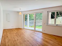 Wohnen am Schlosspark: Neubau 3-Zimmer Wohnung mit Garten