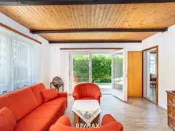 Zweifamilienhaus mit großem Garten, KFZ-Stellplätzen, Carport und Garage