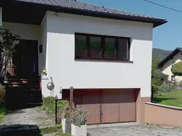 Eine reizende 2-Zimmer-Wohnung mit ca. 51 m², dazu ein Garten mit ca. 30 m² und einen PKW– Stellplatz in einem Zweifamilienhaus.