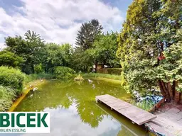 Kleine Villa, großer Schwimmteich.