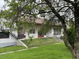 Großes Wohnhaus mit Garage