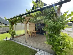 Wohnhaus mit TOP Ausstattung, Nebengebäude und Carports