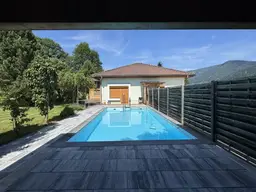 Wohnhaus mit Pool, Einliegerwohnung, Garage, Carport und Nebengebäude