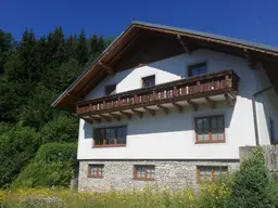 Wohnhaus mit großer westseitiger Terrasse, Ostterrasse, Südbalkon und Garage, voll unterkellert!