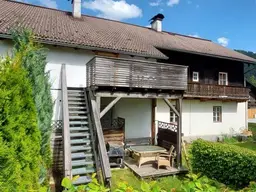 Eigentumswohnung mit großer westseitiger Terrasse, Garten, Garage u. Parkplätze
