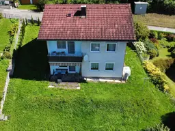 Wohnhaus mit südseitigem Balkon u. Terrasse, Garagen, voll unterkellert
