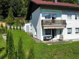 Wohnhaus mit südseitigem Balkon u. Terrasse, Garagen, voll unterkellert