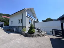 Wohnhaus in sonniger und ruhiger Lage mit Carports und Garagen