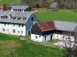 Sanierungsbedürftiges Wohnhaus und Baugrundstücke