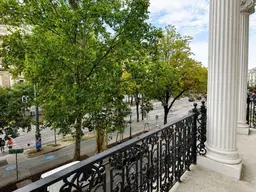 Gekühltes Office mit Balkon und Aussicht auf die Universität