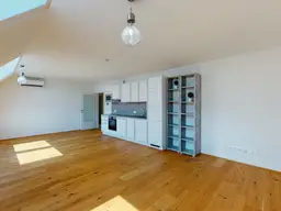 Moderne Dachgeschosswohnung, klimatisiert und gut geschnitten