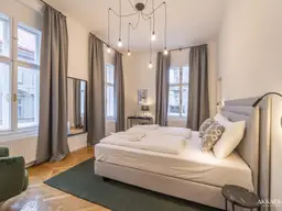 Neue Altbauwohnung mit Balkon und Garagenplatz in saniertem Biedermeierhaus