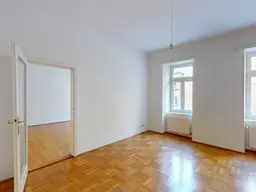 2-Zimmer-Wohnung mit großzügiger Loggia in saniertem Altbau