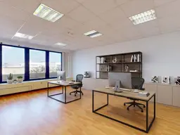 Helle Bürofläche mit großzügigen Fensterflächen für produktives Arbeiten