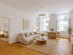 Wiener Altbau mit Charakter: Stuck, Walk-in-Bad &amp; grüne Wohnstraße
