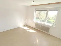 Gut geschnittene Zweizimmer-Wohnung mit Balkon und möglicher Garagenplatz - Zentrale, ruhige Lage