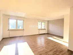 Sonnige, sehr große 4-Zimmer-Wohnung - zwei Bäder, große Küche - im Zentrum von Laxenburg