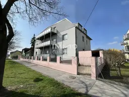 Miethaus mit 9 Wohnungen, Gemeinschaftsgarten und Carports
