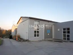 Große Lagerhalle auch beheizbar und Nebentrakt mit 740 m² Nutzfläche (Einfahrtstor 350x470) Industrieboden.