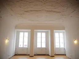 Elegante Loft-Wohnung mit Stuckdecken &amp; Intarsientüren