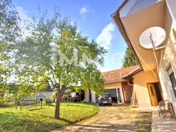 Zweifamilienhaus mit schönem Garten und Laube, in zentraler, ruhiger Grünlage - Sanierungsbedürftig