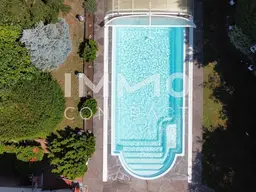 Swimmingpool mit BungalowWohnen wie im Urlaub