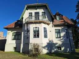 historische Villa mit großem Garten