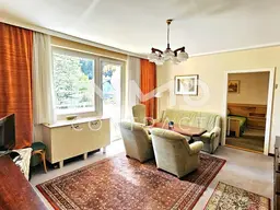 Lichtdurchflutete, renovierungsbedürftige 3-Zimmer-Wohnung mit großer Süd-Loggia