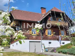 HOLZBLOCKHAUS MIT SCHÖNEM GRUND UND FERNBLICK