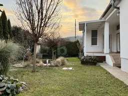 STILVOLL, ELEGANTES WOHNHAUS MIT LIEBEVOLL GEPFLEGTEM GARTEN