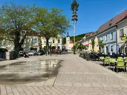 GERÄUMIGE DACHGESCHOSSWOHNUNG MIT GROSSER TERASSE!