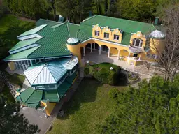 VILLENJUWEL MIT INDOOR SWIMMING POOL IN IDYLLISCHER RUHELAGE