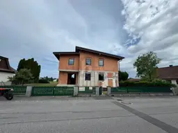 GROßZÜGIGER FAMILIENTRAUM ZUM FERTIGSTELLEN 