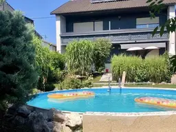 GROßZÜGIGES EINFAMILIENHAUS IN PASCHING: VIEL PLATZ, POOL &amp; KRISENSICHERE ENERGIETECHNIK IM ZENTRALRAUM